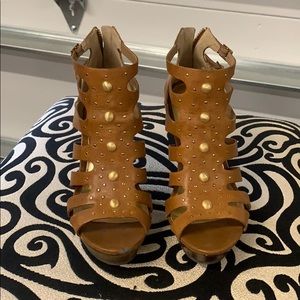 Jessica Simpson KEDDAR Gold Studded Wedges